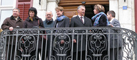 Le Conseil fédéral et le Gouvernement jurassien sur le balcon de l'Hôtel de Ville à Delémont