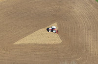 Tracteur dans un champ de la campagne jurassienne