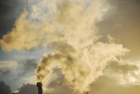 Fumée industrielle sortant d'une cheminée d'usine