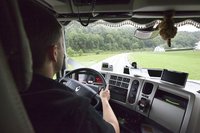 Un chauffeur professionnel au volant de son véhicule