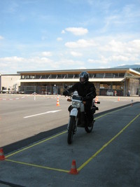 Test d'équilibre lors de l'examen pratique de moto