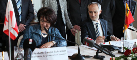 Les gouvernements bernois et jurassien lors de la signature à Berne une déclaration d'intention qui vise à régler la Question jurassienne.