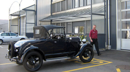 Ford A de 1928 parquée devant le bâtiment de l'OVJ - Zoom sur l'image dans la galerie photos - Utiliser la touche ESC pour fermer la fenêtre 