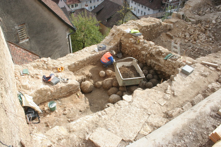 Porrentruy-Château. Vue d'ensemble du lieu de découverte des boulets de trébuchet. Photo OCC-SAP