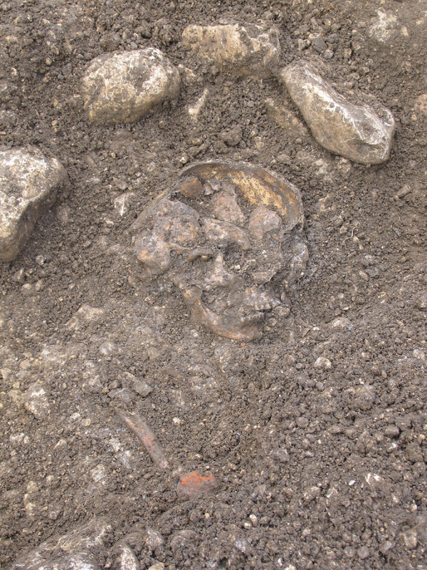 Détail d'une tombe du Haut Moyen Age découverte lors des sondages préliminaires à Courroux-Place des Mouleurs (Pierre-Alain Borgeaud, OCC-SAP)