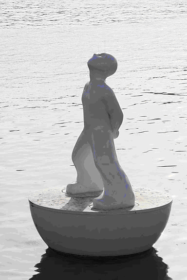 Statue au milieu d'un plan d'eau - Image décorative