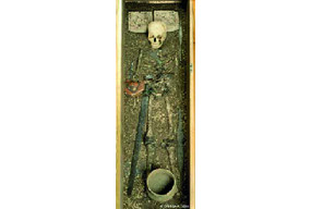 Reconstitution d'une tombe de guerrier franc au Musée jurassien d'art et d'histoire (Delémont).