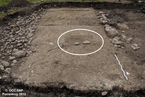 Bâtiment de la fin du Moyen Age, avec, en son centre, le niveau d'apparition d'une fosse dans laquelle a été dégagé le squelette d'un poulain.