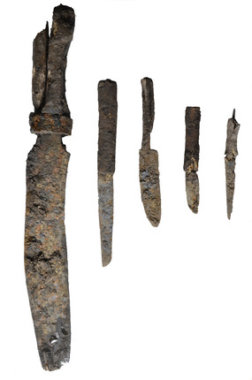 Cinq couteaux médiévaux (fer et bois) parmi la vingtaine retrouvée dans les terres noires (longueur du couteau de gauche : 34 cm). Photo M. Rochat.