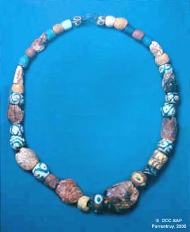 Un des nombreux colliers de perles en verre multicolores et en ambre.