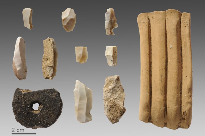 Sélection d'objets de différentes périodes: anse de cruche romaine, céramique percée de l'âge du Bronze (fusaïole), éclats de silex et outil mésolithiques (photographie Bernard Migy, OCC-SAP)