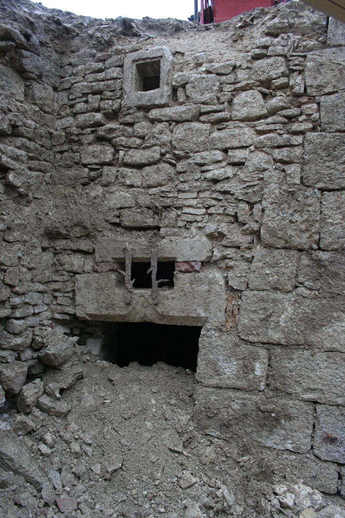 Porrentruy-Château. La porte de l’ancienne prison au moment de sa découverte. Photo OCC-SAP.
