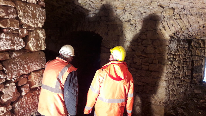 Porrentruy-Château. Les archéologues pénètrent dans la pièce. Photo OCC-SAP