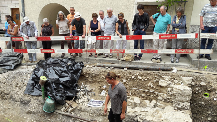 Saint-Ursanne, été 2017, visite commentée du cimetière médiéval découvert dans la rue de la Tour.