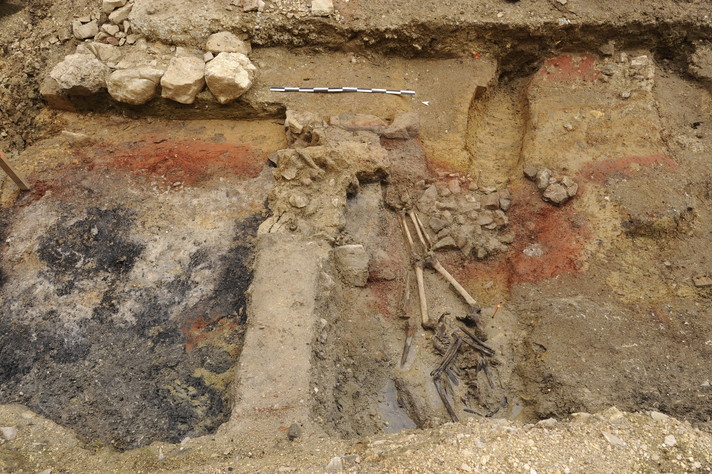 Saint-Ursanne, cimetière médiéval: inhumation du 11e ou 12e siècle implantée dans les restes d’un four artisanal du 10e siècle.
