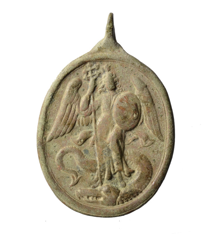 Saint-Ursanne, médaille religieuse du 18e s. découverte près de la Collégiale, montrant l’Archange Saint-Michel. Hauteur de l’objet 4,3 cm.