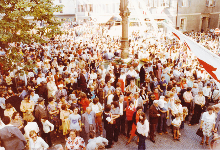 Foule au pied de l’hôtel de ville. Delémont, 24 septembre 1978