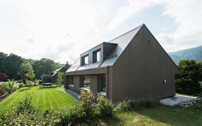 Cette maison individuelle située à Langendorf (SO) et construite en 1971 bénéficie d'une nouvelle enveloppe du bâtiment bien isolée à base de bois.