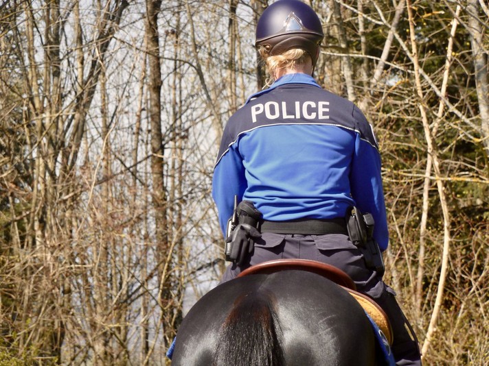 Policière qui monte le cheval