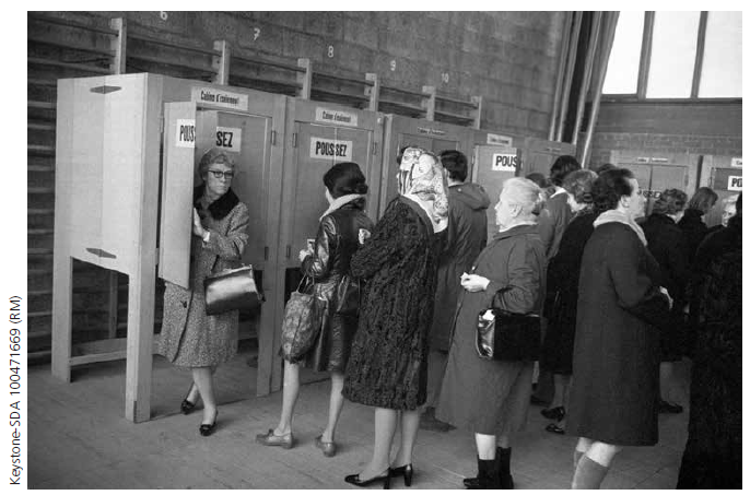 Local de vote (en matière communale) en Suisse romande, 1970. Photo : Commission fédérale pour les questions féminines CFQF | 2020