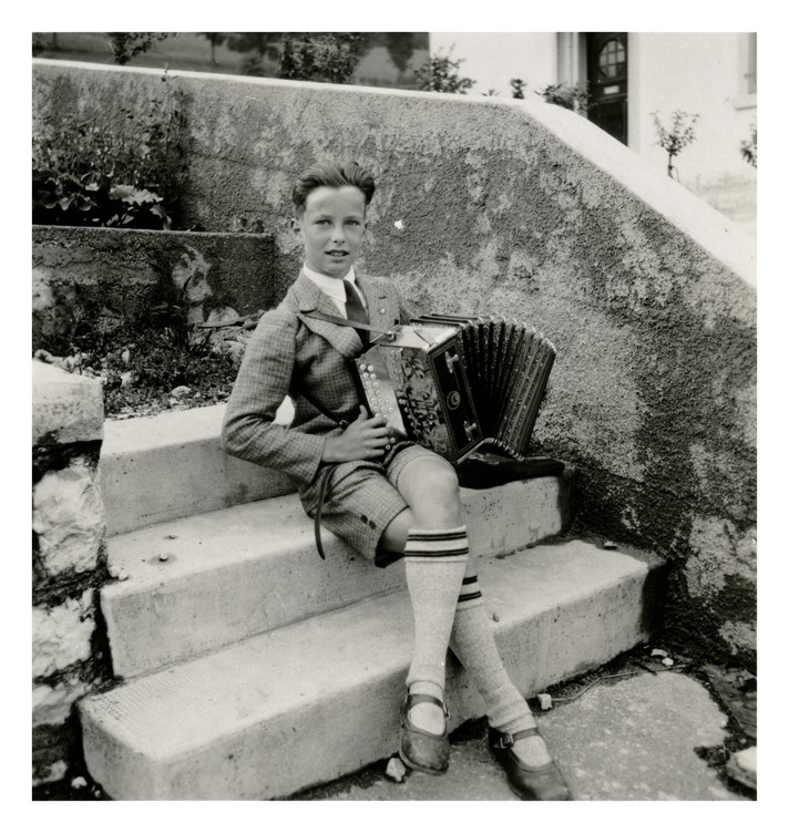 Rolan Béguelin, adolescent, à l'accordéon.