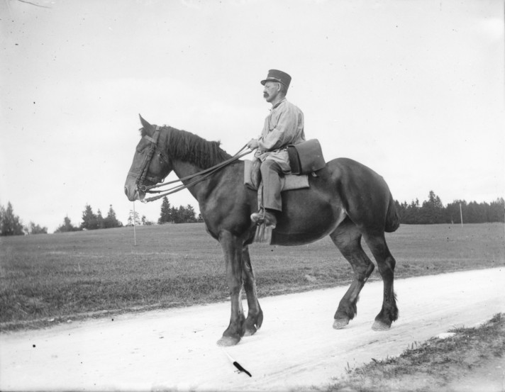 Eugène Cattin en tenue de facteur sur son cheval