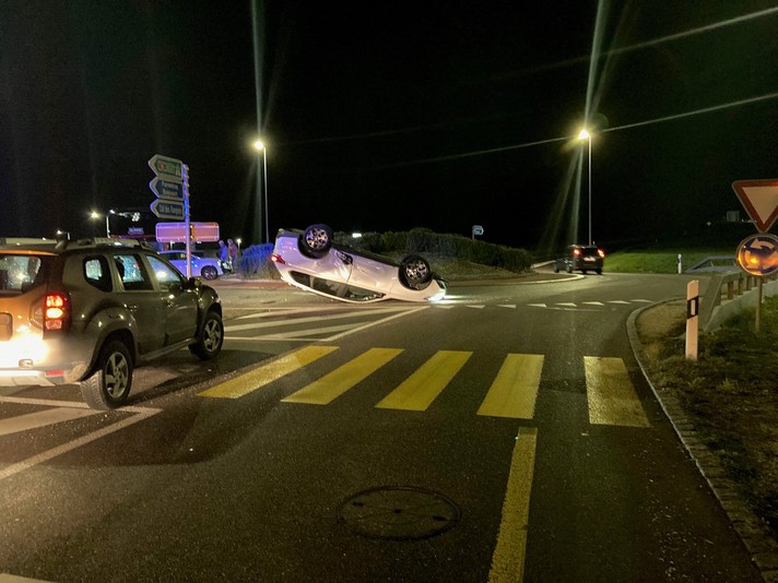 Accident de la circulation dans le giratoire de la H18 à Glovelier, une voiture sur le toit