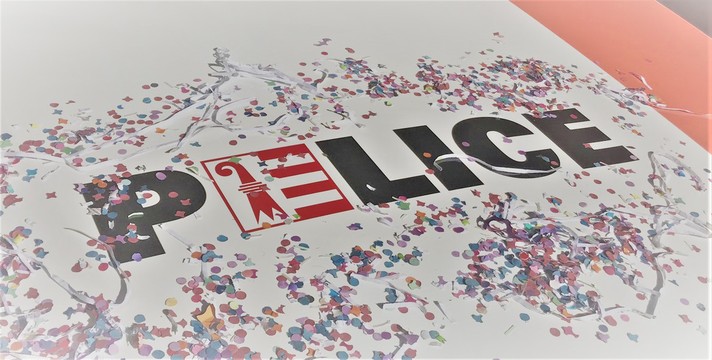 Logo de la Police cantonale jurassienne entouré de confettis 