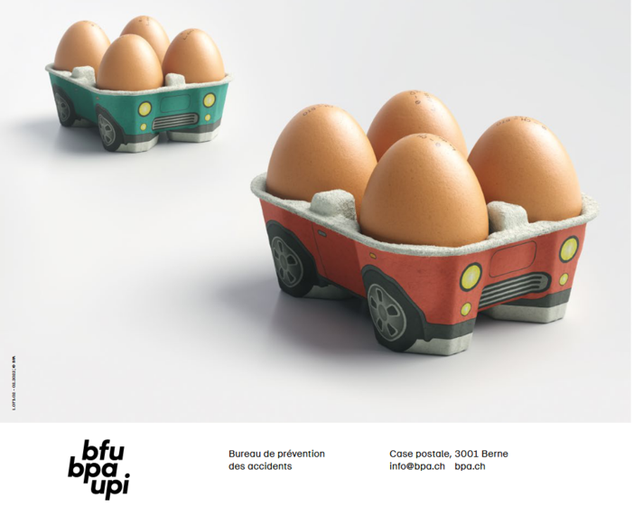 Depuis quelques semaines, les usagers des routes jurassiennes ont pu constater la présence d’affiches qui présentent « des œufs qui circulent dans des cartons d’œufs » avec un bref slogan. L’objectif est de rappeler que la distance entre les véhicules en mouvement doit être suffisante pour éviter les accidents. 