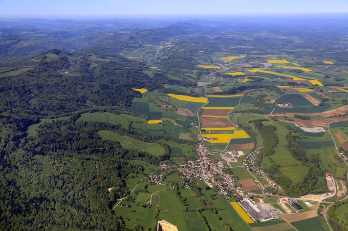Vue aérienne de la commune de Haute-Ajoie