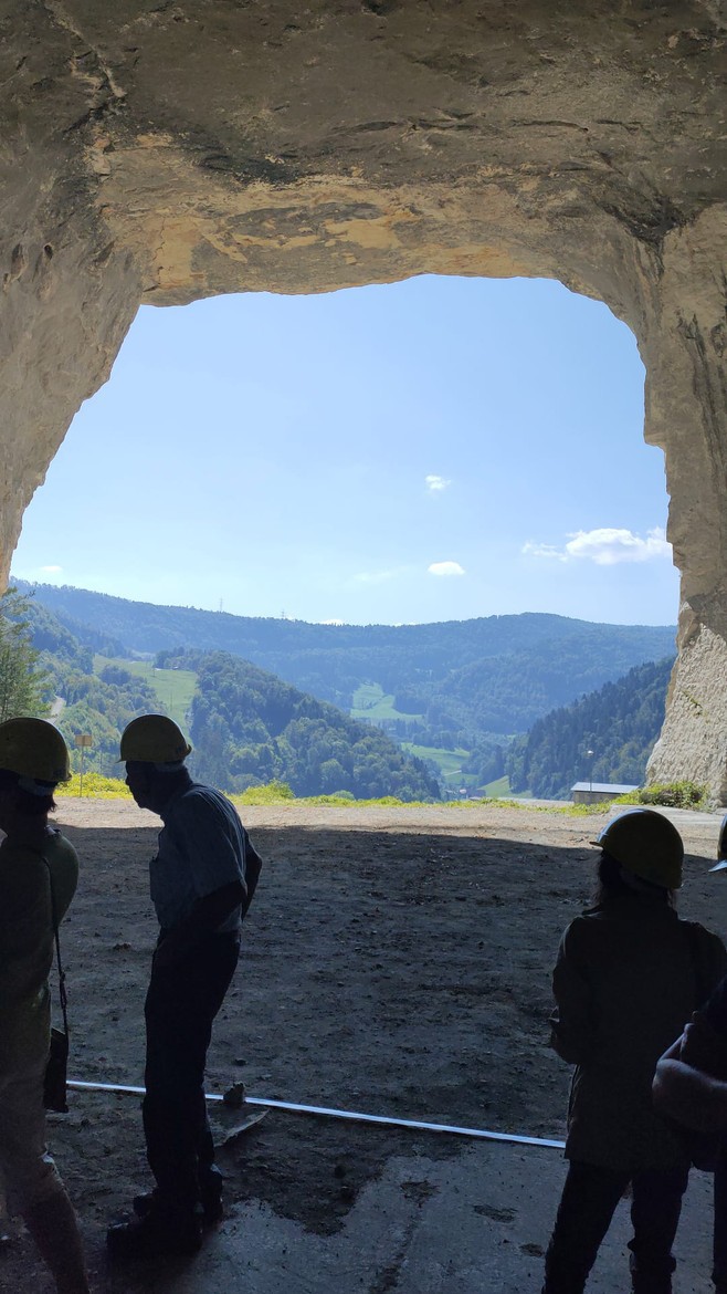 La découverte des anciennes mines de chaux à Saint-Ursanne, par la Fondation 5R a passionné 235 personnes