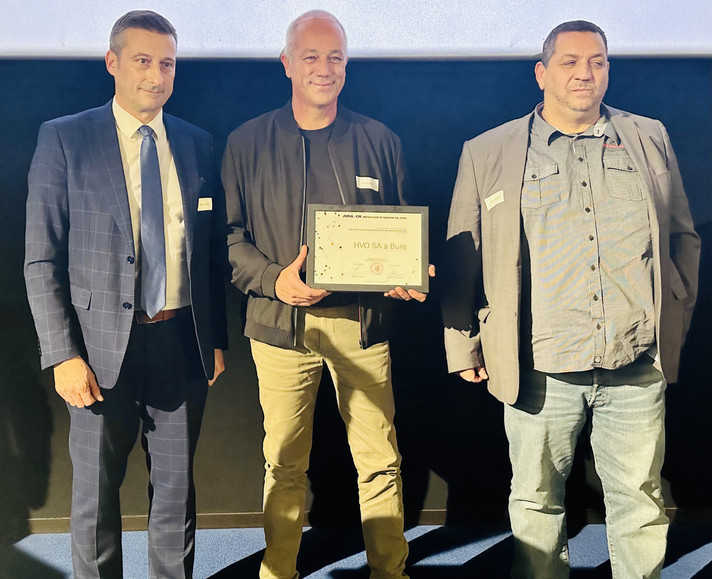 Jacques Gerber, Président du Gouvernement, en compagnie de Claude Etique et Samuel Moussa de la société HVO SA, gagnant du Prix de l'innovation 2023.