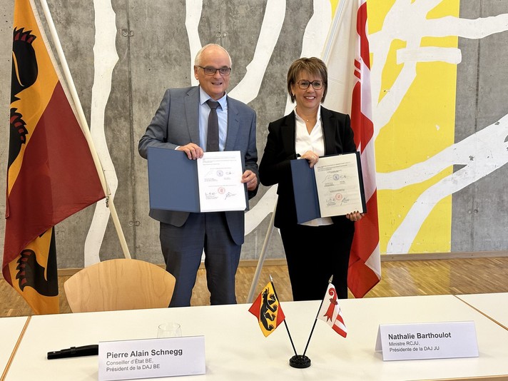 Pierre Alain Schnegg et Nathalie Barthoulot présentent le Concorat signé.