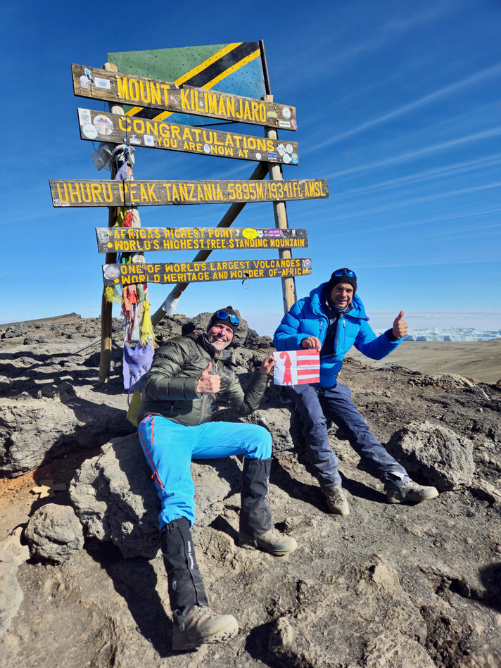 Thibault Lachat et Cyril Bregnard ont porté haut les couleurs du Jura jusqu'au sommet du Mont Kilimandjaro en Tanzanie.