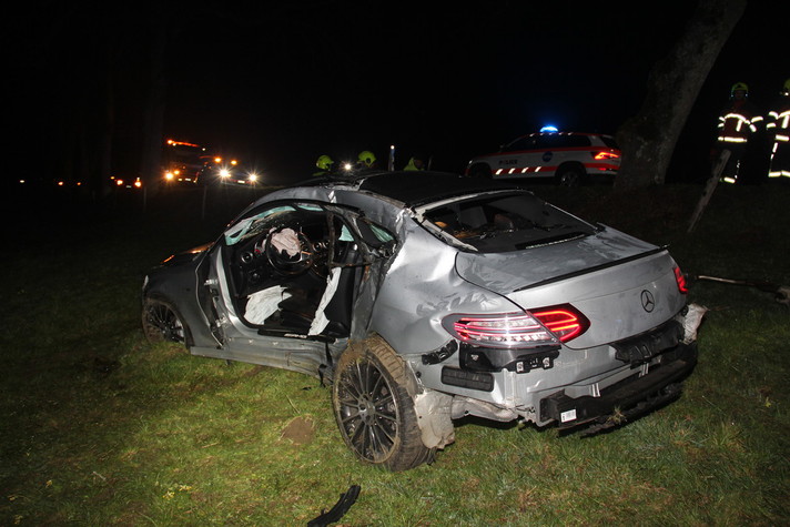 Photo d'un accident de la route de nuit.