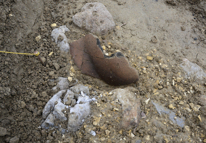 Delémont – Future déchetterie. Récipient de l’âge du Bronze final en cours de dégagement. ©Section d’archéologie et paléontologie