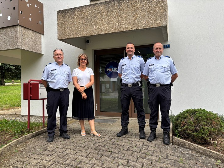 de g. à d. : colonel Damien Rérat, commandant, Nathalie Barthoulot, ministre de l’Intérieur, major Eric Froidevaux, chef de la gendarmerie, premier-lieutenant Philippe Fleury, chef de la section III. © police cantonale jurassienne 