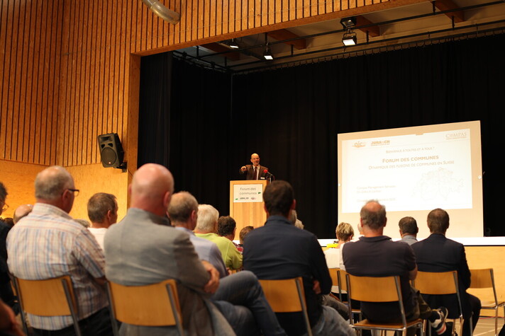 Plenum lors du du Forum des communes du 3 septembre 2025.