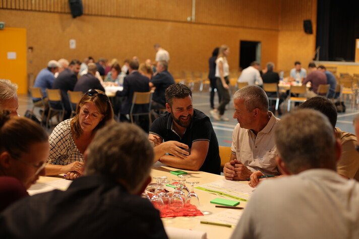 Tables rondes lors du Forum des communes du 3 septembre 2025.