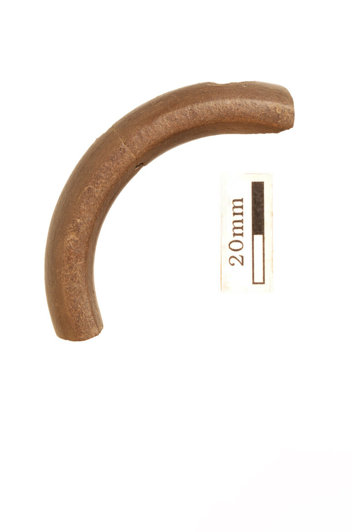 Fig. 2 Fragment de bracelet en schiste bitumineux probablement importé de la région du Dorset, dans le sud de l’Angleterre. Photo OCC-SAP