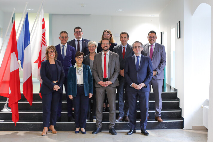 Marion Paradas, Ambassadrice (2e devant depuis la gauche), et Clément Leclerc, consul général (devant à droite), reçu par le Gouvernement jurassien.