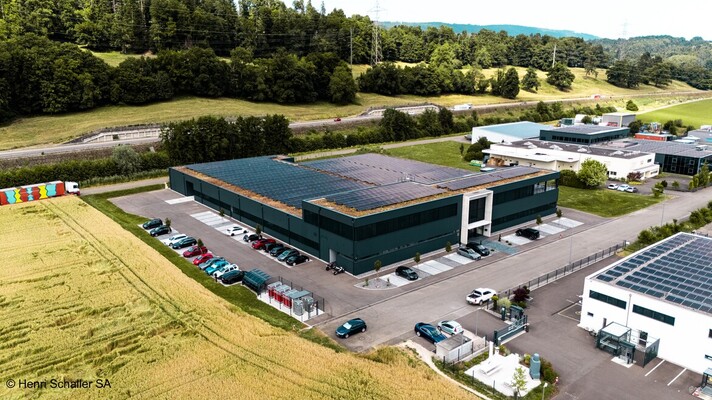 Site industriel avec une toiture végétalisée et des panneaux solaires à Bassecourt