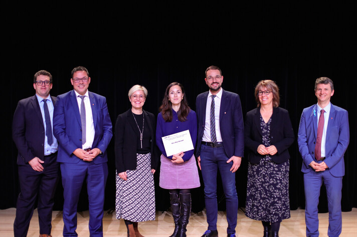 Remise du prix par le Gouvernement jurassien au Théâtre du Jura, en présence du Président du Parlement, Yann Rufer.