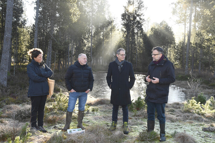 La tourbière de la Gruère, réserve naturelle dont la revitalisation est soutenue par le Canton de Bâle-Ville. De g. à d. Mélanie Oriet, Laurent Gogniat, David Eray et Kaspar Sutter. (photo: Bist).