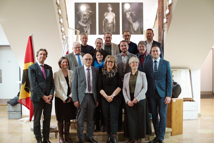 Les délégations bernoise et jurassienne accompagnées du Conseil municipal de Moutier ainsi que du représentant de la Confédération réunis le lundi 15 décembre 2025, à l’Hôtel de Ville de Moutier.