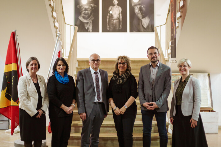 De gauche à droite : Edith Siegenthaler (présidente du Grand Conseil bernois), Christine Häsler (conseillère d’État BE), Pierre Alain Schnegg (conseiller d’État et Président de la délégation du Conseil-exécutif aux affaires jurassiennes BE), Nathalie Barthoulot (Ministre et présidente de la délégation aux affaires jurassiennes JU), Martial Courtet (Ministre JU), Rosalie Beuret Siess (Ministre JU)