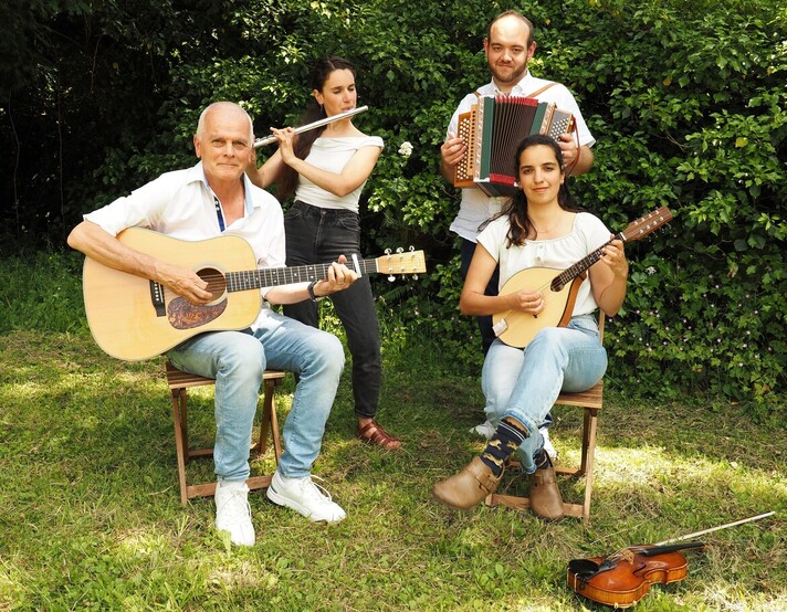 Photographie des membres du groupe Revira avec leurs instruments