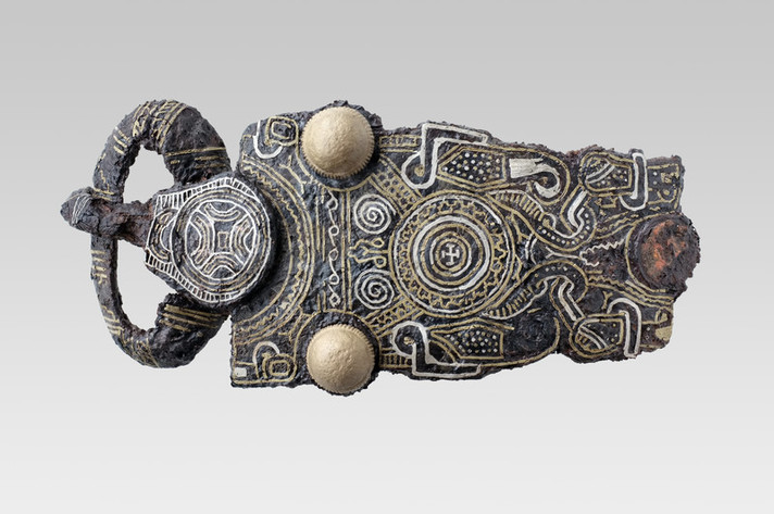 Plaque-boucle finement décorée datant du 7e s. ap. J.-C., découverte dans une tombe à Courroux-Place des Mouleurs (photo Bernard Migy, OCC-SAP)