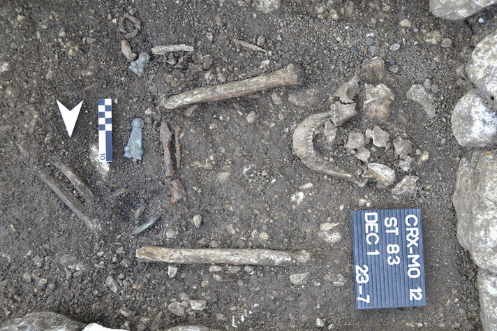 Tombe d'adulte à Courroux-Place des Mouleurs, datant du 7e s. ap. J.-C., avec objets accompagnant le défunt (photo Mathieu Gex, OCC-SAP)