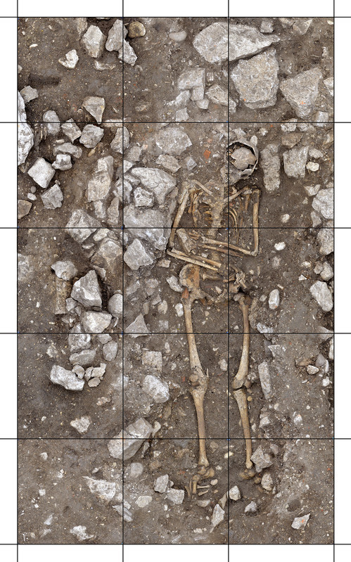 Une des nombreuses tombes retrouvées sur le site de Courtételle-Saint-Maurice. Moyen Age ou Epoque moderne ? Photographie Mathieu Gex, OCC-SAP